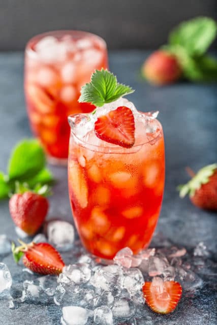 strawberry mint rum cocktails 