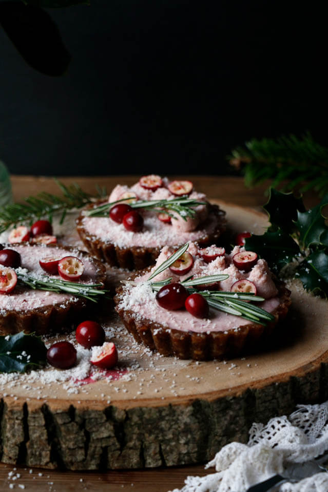 Gingerbread cranberry Christmas tarts, Christmas party food ideas 