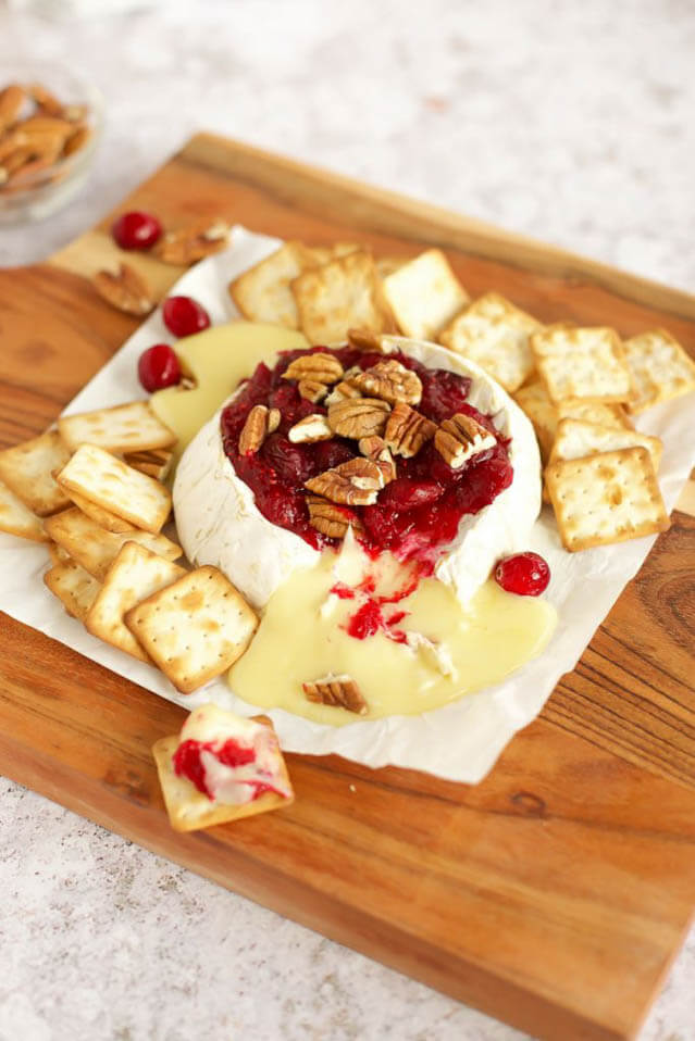 baked brie with cranberry sauce
