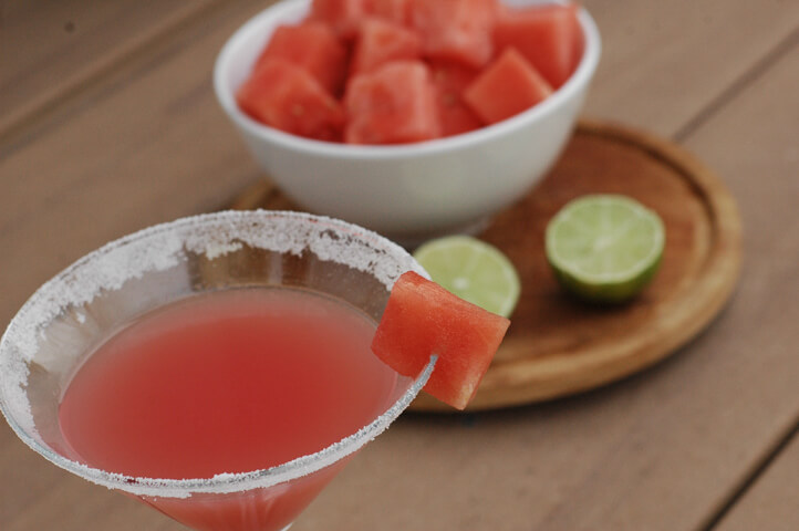Watermelon Lime Cocktail: The perfect easy-cocktail-recipe. So refreshing for summer! | www.TheAdventureBite.com